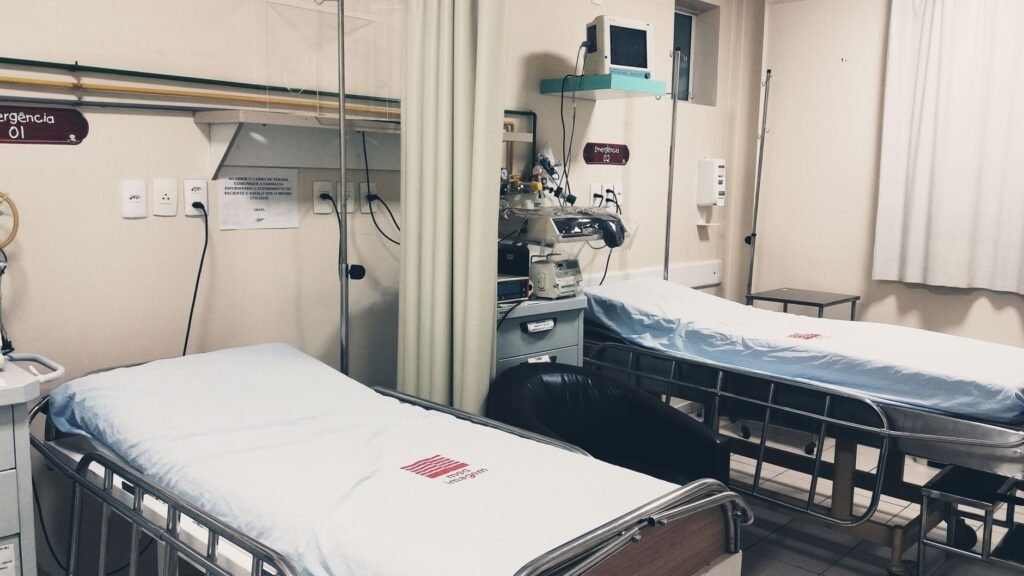 Gordão da XJ é hospitalizado às pressas após urinar sangue