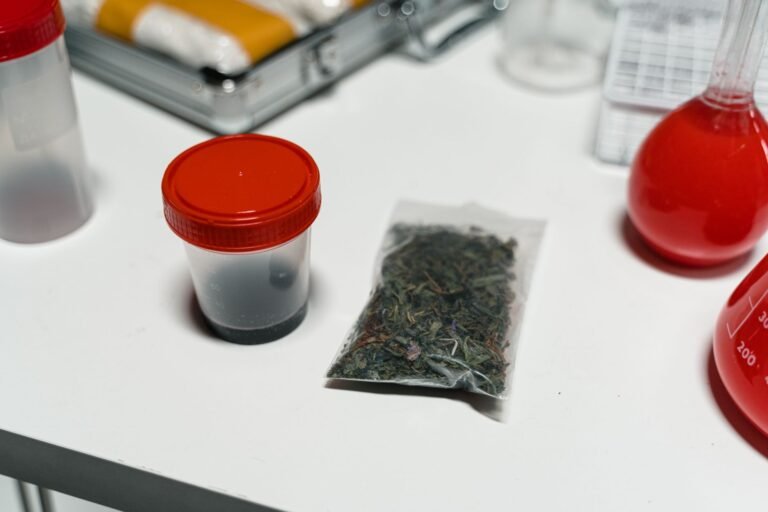 Homem é preso com drogas e celular roubado em Governador Valadares
