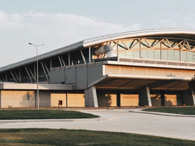 Houthis anunciam novo ataque a aeroporto de Riade; governo saudita diz que destruiu míssil