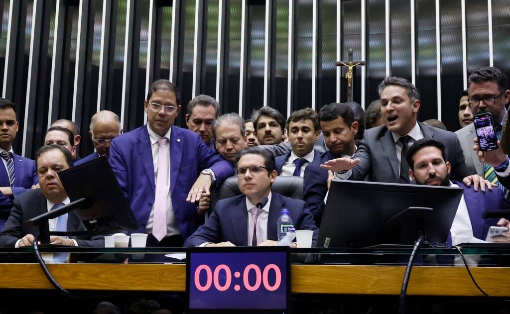 Hugo Motta quer votar sistema distrital misto ainda neste ano