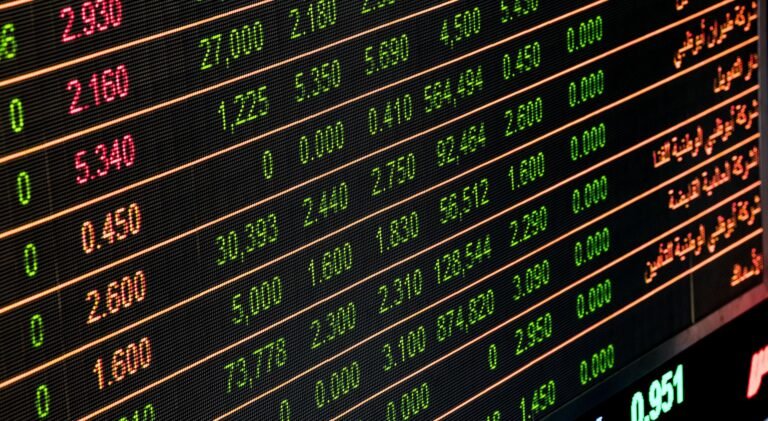 Ibovespa recua 1,15% com Vale e exterior; dólar vai a R$ 5,03