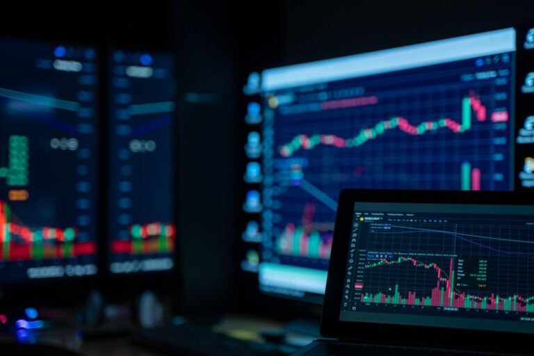 Ibovespa sobe com Petrobras e eleições; dólar vai a R$ 5,02