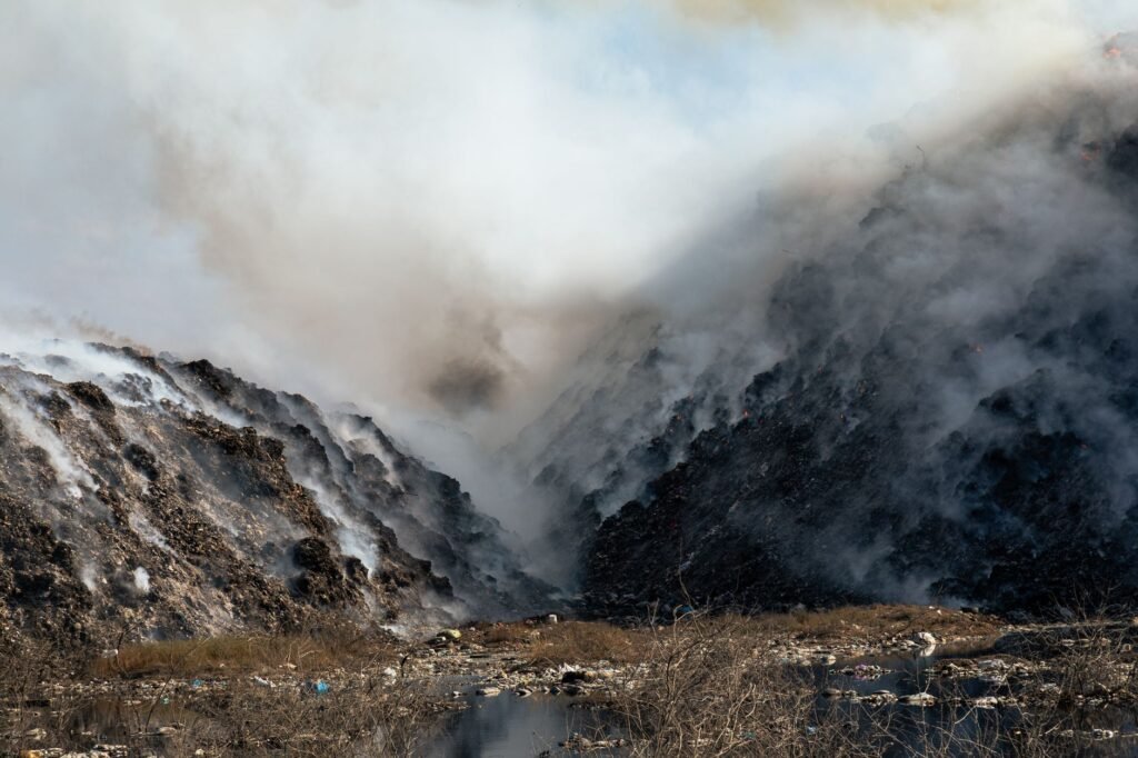 Incêndio em terreno com recicláveis força moradores a deixarem casas em Santarém