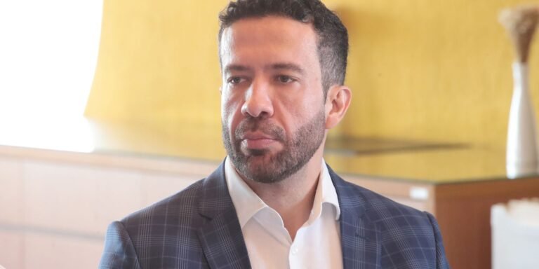 Janones pode receber alta em 48 horas, aponta boletim médico