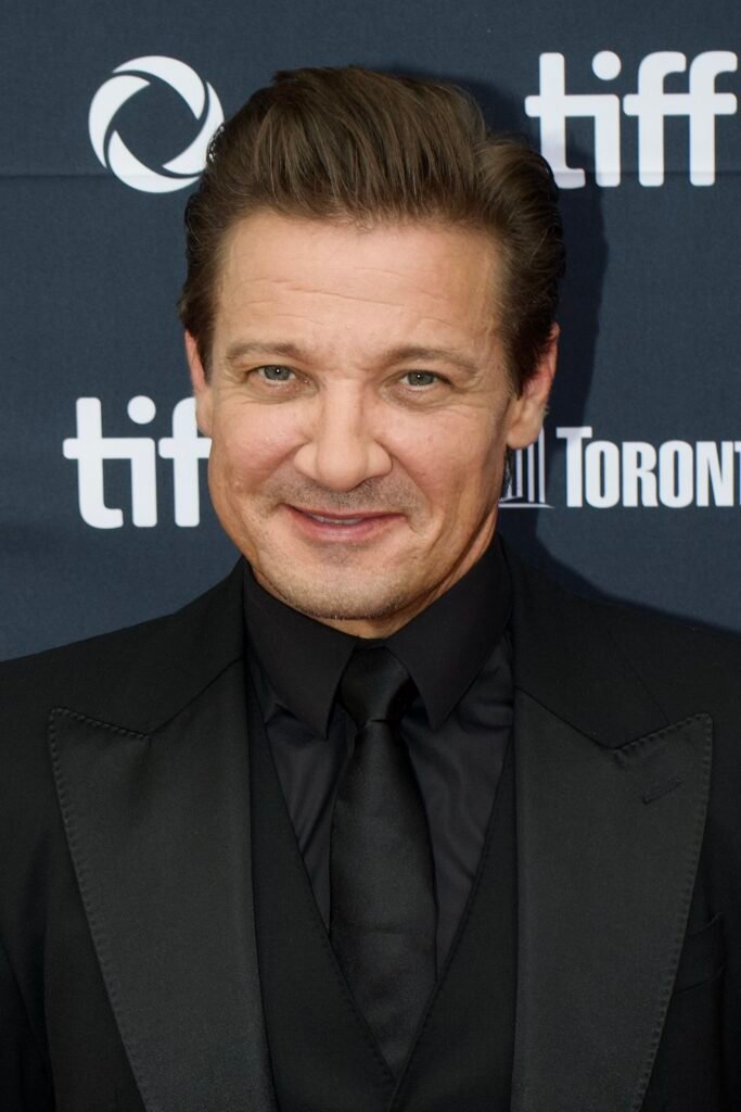 Jeremy Renner descarta retorno como Gavião Arqueiro em Vingadores