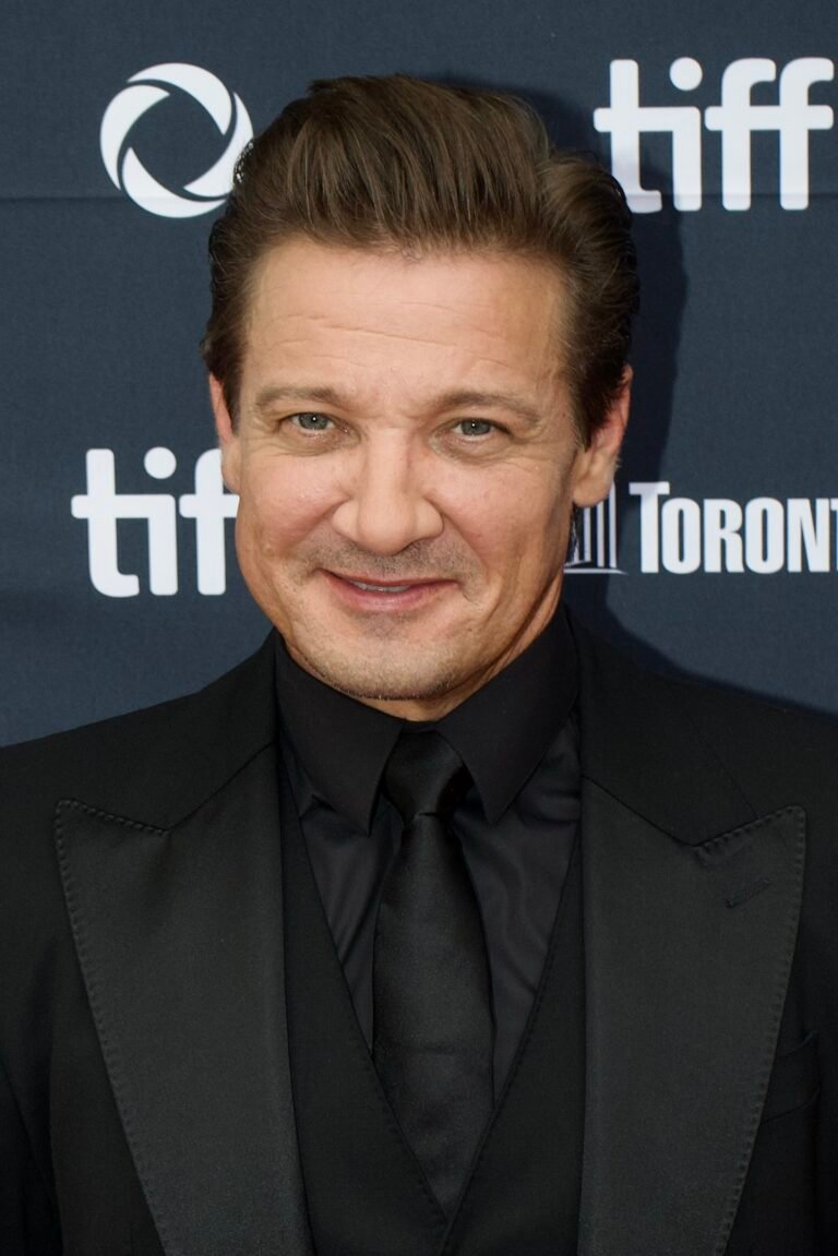 Jeremy Renner descarta retorno como Gavião Arqueiro em Vingadores