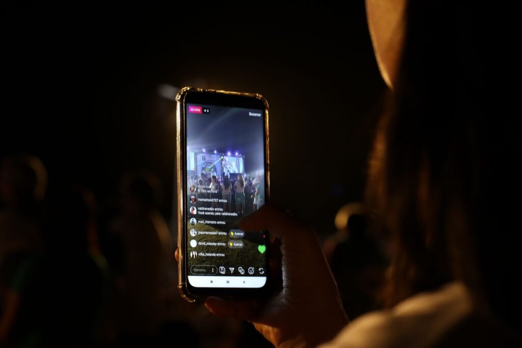 Jon Vlogs se manifesta sobre suposto beijo em Ana Castela em live