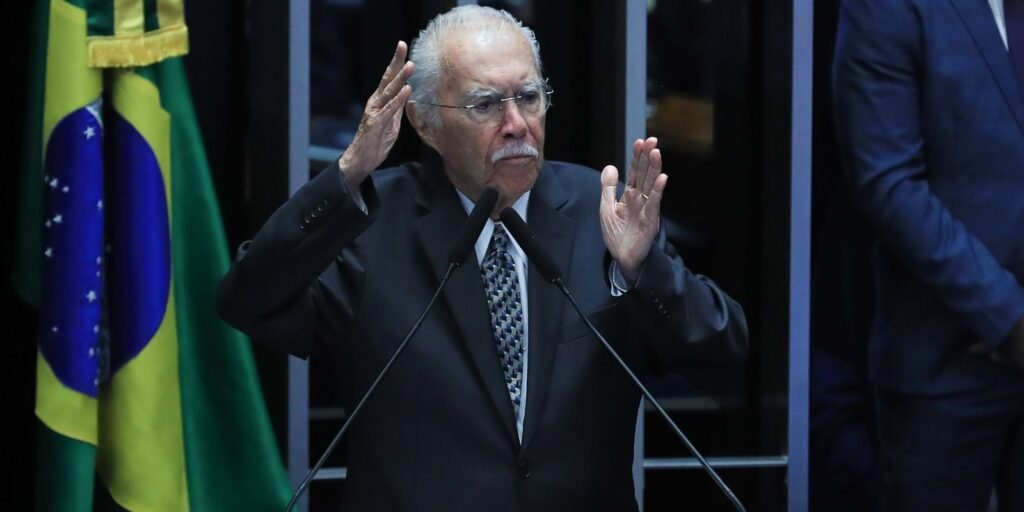 José Sarney é internado em UTI após procedimento abdominal