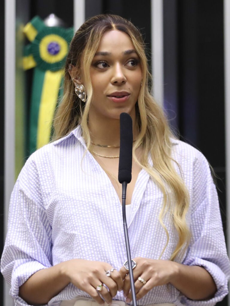 Justiça condena narrador Sérgio Maurício por transfobia contra Erika Hilton