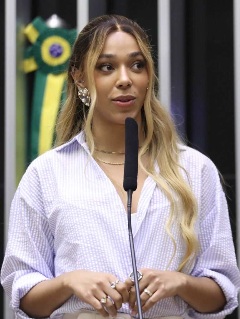 Justiça condena narrador Sérgio Maurício por transfobia contra Erika Hilton