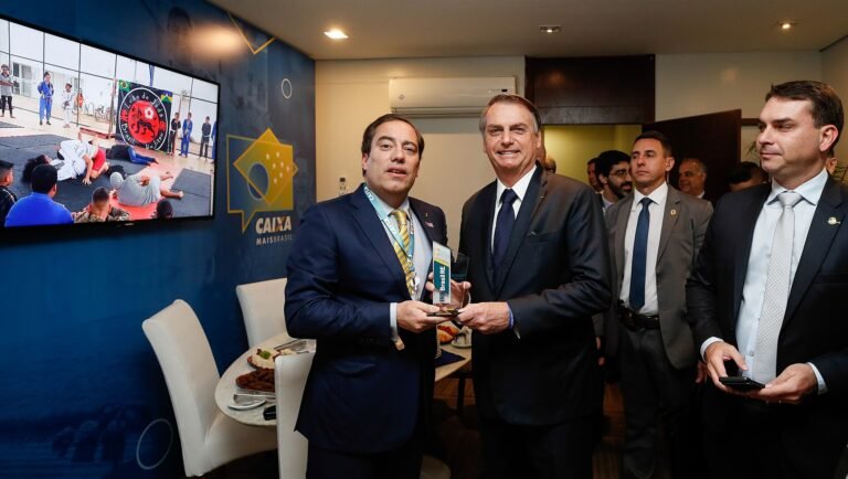 Justiça derruba liminar e mantém título a Flávio Bolsonaro em Salvador