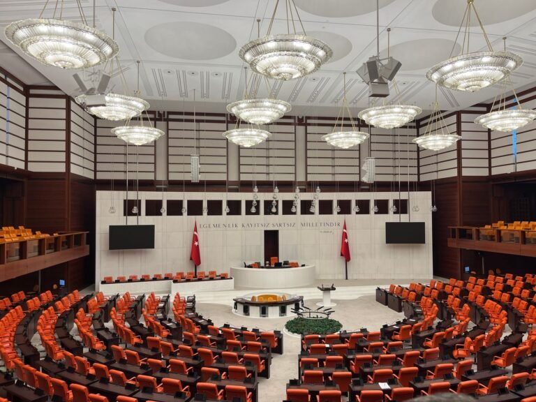 Liderança feminina enfrenta barreiras estruturais, aponta diretora-geral do Senado