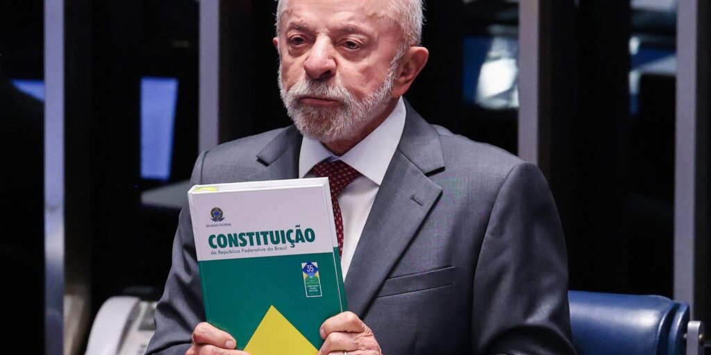 Lula faz campanha em MG e comemora o fim da jornada 6x1