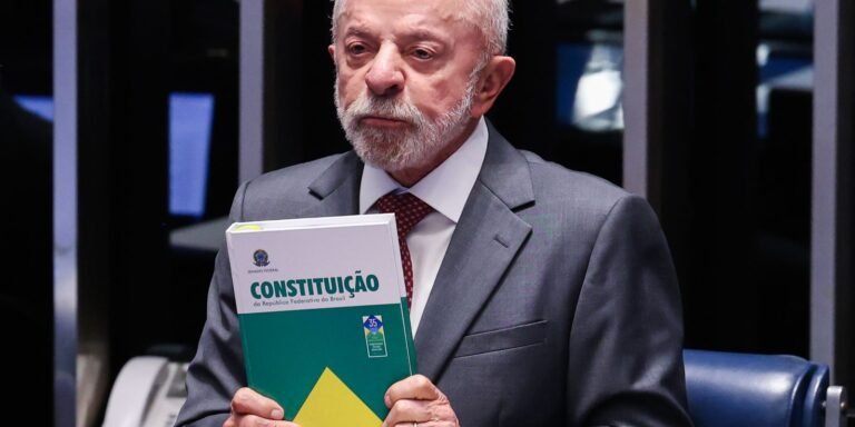 Lula faz campanha em MG e comemora o fim da jornada 6×1