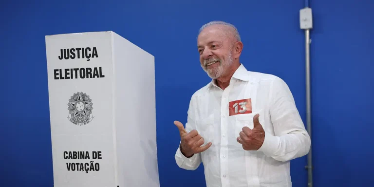 Lula vota em São Bernardo do Campo e enaltece mobilização popular