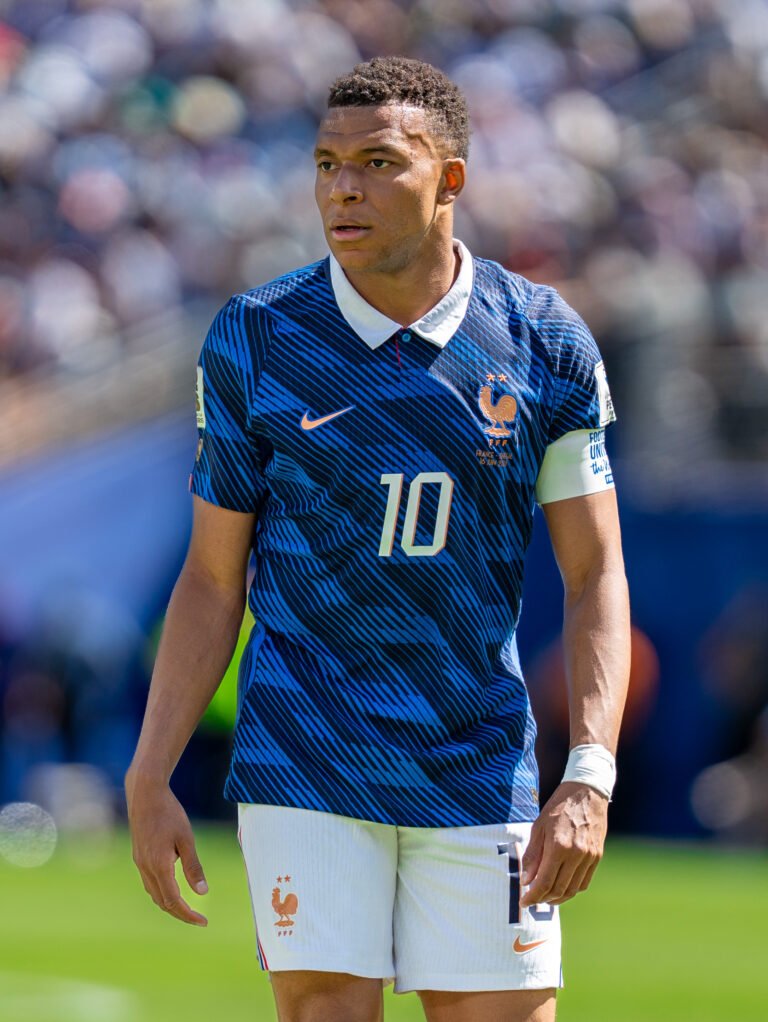 Mbappé brilha, e Real Madrid goleia Sevilla pelo Campeonato Espanhol