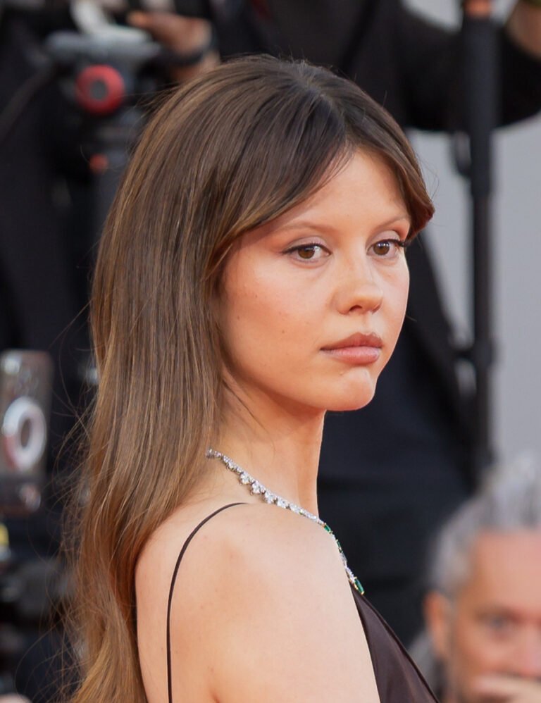 Mia Goth faz 33 anos; relembre produções de terror com a atriz