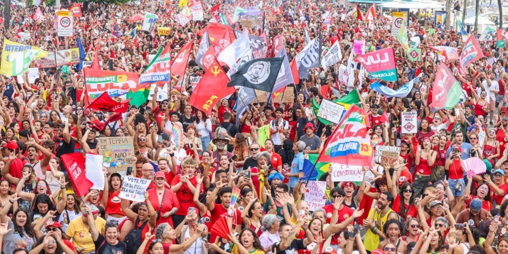 Milhares ocupam Copacabana em ato pela democracia e em apoio a Lula