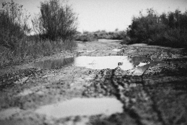 Moradores denunciam buracos e lama em estrada entre Rio das Pedras e Saltinho
