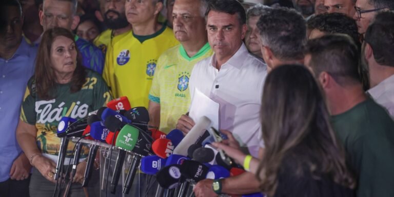 Moraes proíbe Flávio Bolsonaro de deixar o país e manda entregar passaporte