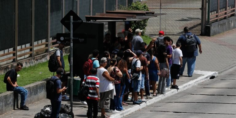 Motoristas de ônibus realizam paralisação na zona sul de São Paulo