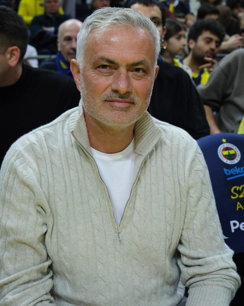 Mourinho defende Vini Jr. no Real Madrid e diz que não suportaria pressão