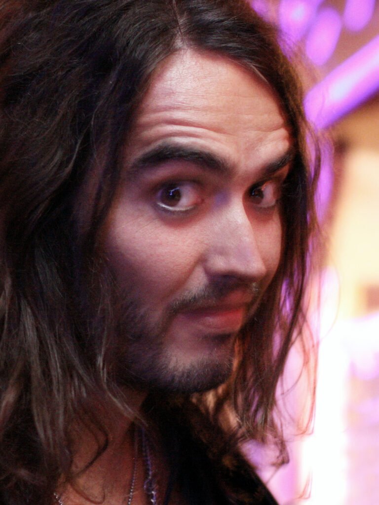 Mulher que acusa Russell Brand diz em depoimento que sofreu estupro