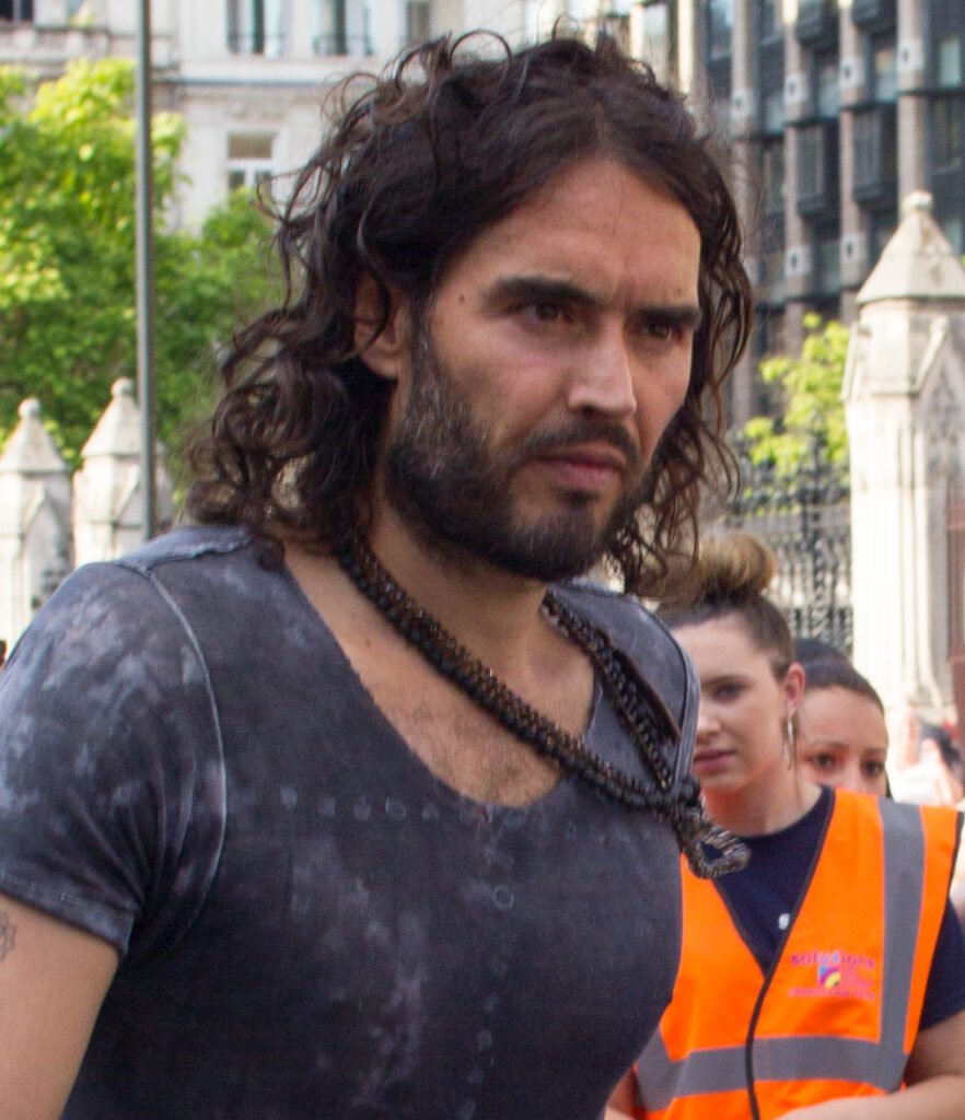 Mulher relata em depoimento que Russell Brand a obrigou a tirar fotos dele seminu