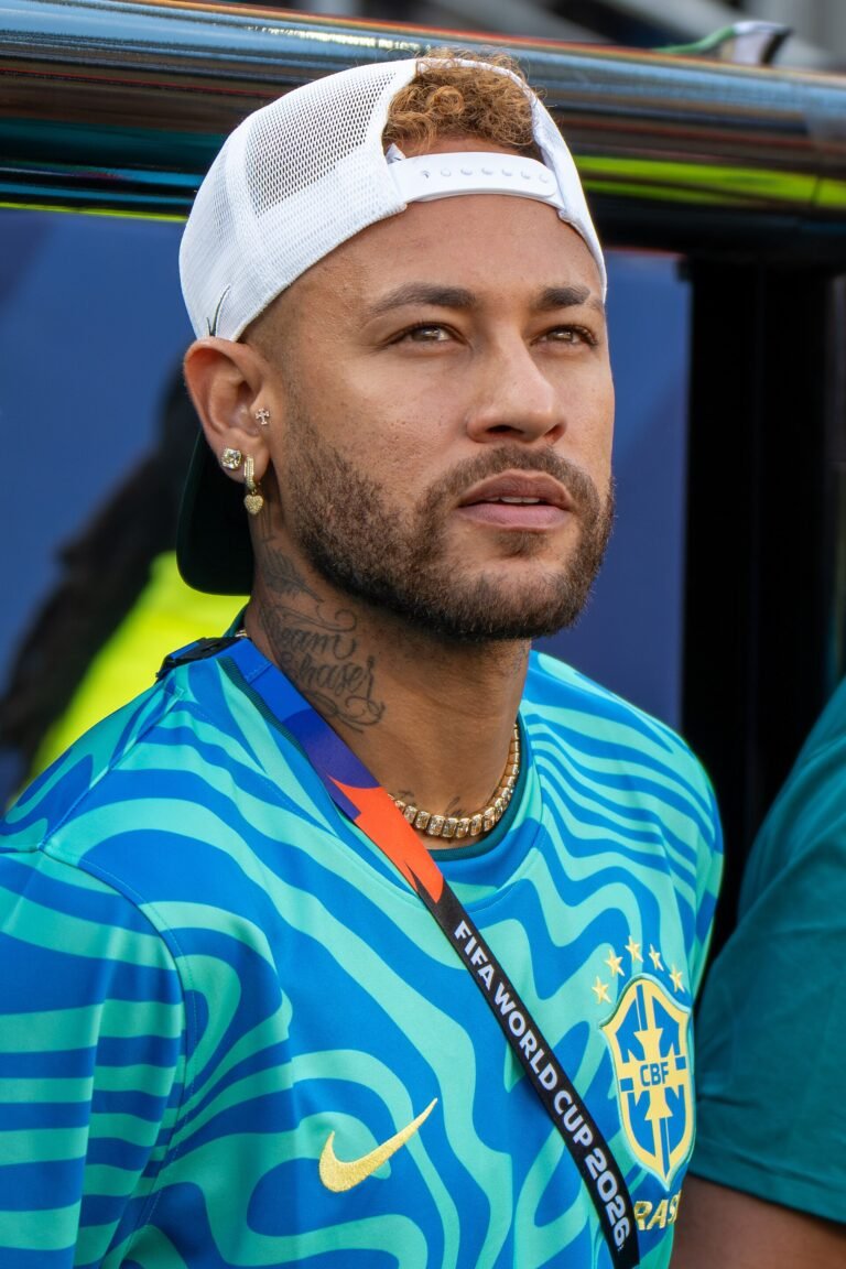 Neymar tem mais cartões do que gols e vai desfalcar o Santos