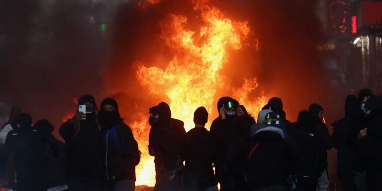 Novos confrontos atingem a França após dia de protestos e saques pelo país