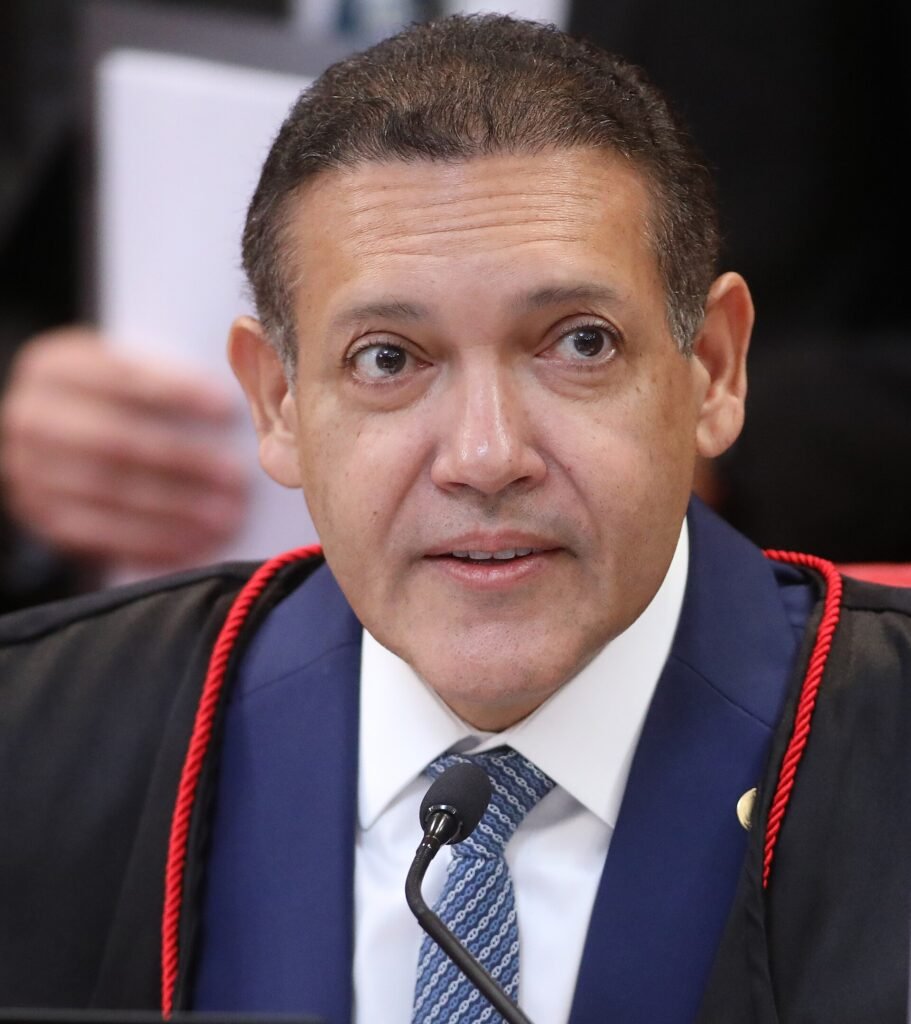 Nunes Marques proíbe circulação de jornal sindical que compara propostas de Lula e Bolsonaro