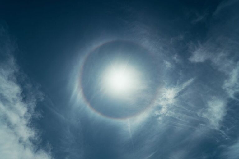 Nuvem ‘arco-íris’ e anel ao redor do sol impressionam moradores em SP
