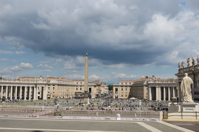 Papa Leão XIV conduz oração no Vaticano um dia após deixar hospital