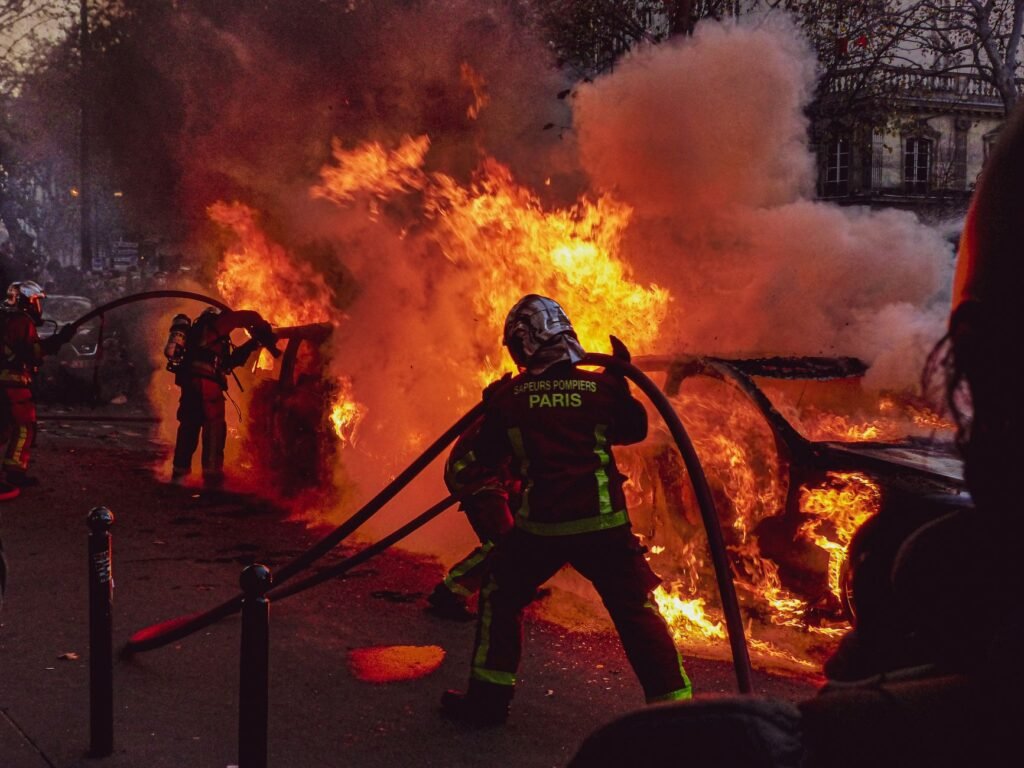 Paris e outras cidades na França decretam toque de recolher