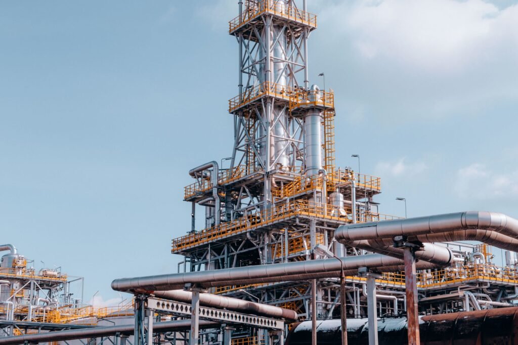 Petróleo sobe 15% em outubro com acirramento de tensões no Oriente Médio