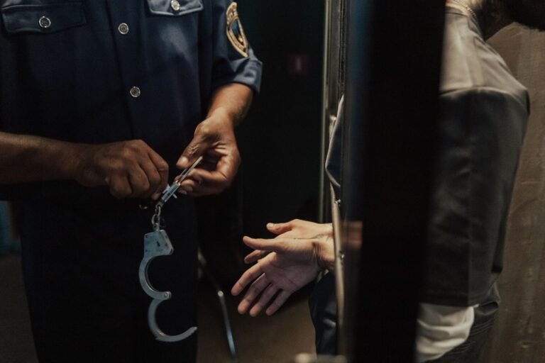 Policiais civis são presos por extorsão e lavagem de dinheiro em Juiz de Fora