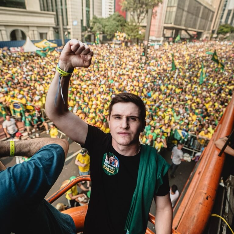 Posts antigos de Lucas Pavanato com críticas a Bolsonaro viralizam