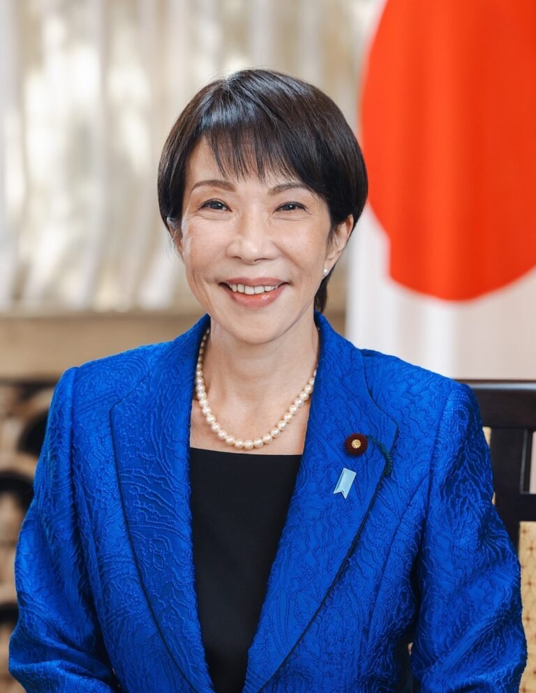 Premiê do Japão é criticada após falar sobre maquiagem e tarefas