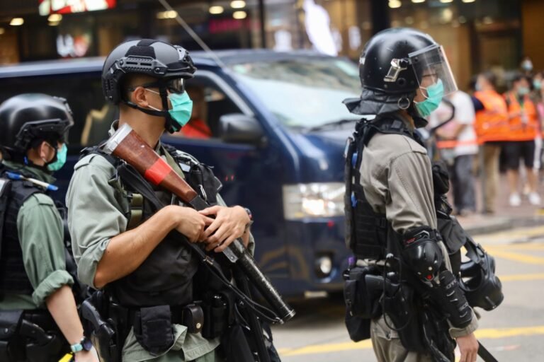 Presidente da Colômbia muda regras de resposta a protestos na véspera de manifestações