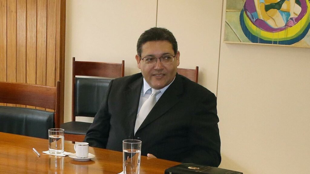 Presidente do TSE diz que eleições estão dentro do esperado e estima resultado até 21h