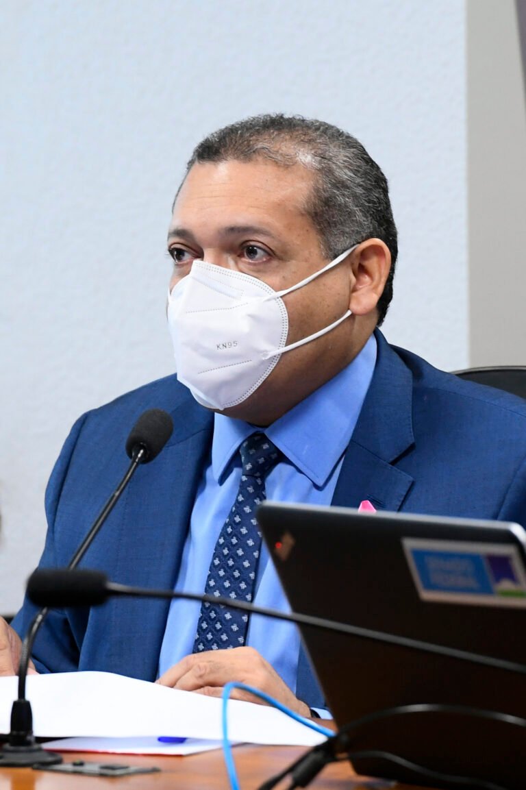 Presidente do TSE, Nunes Marques acompanha votação em Brasília