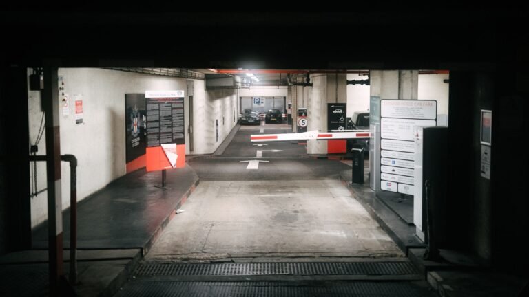 Projeto proíbe cobrança de estacionamento para quem trabalha em shoppings