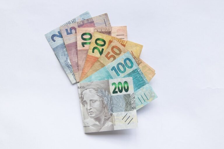 Propostas de Flávio e Lula para salário mínimo e aposentadorias