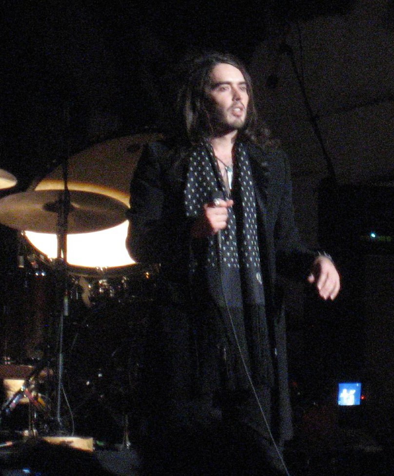 Russell Brand é acusado de tentar arrastar mulher para banheiro