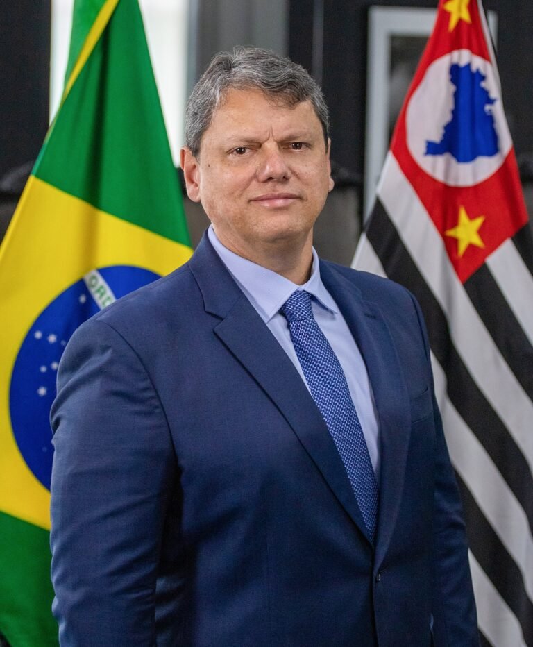 Saída de Flávio Bolsonaro do país abre disputa por liderança da direita