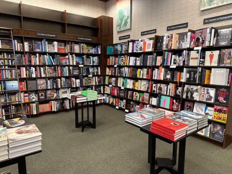 Sally Rooney terá livros suspensos no Reino Unido após apoio a grupo pró-Palestina