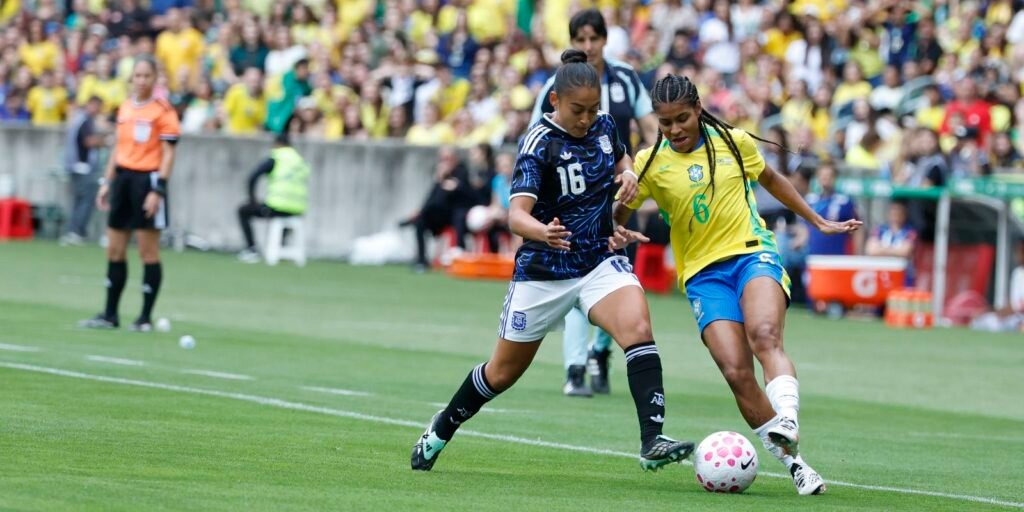 Seleção feminina chega a Recife e treina para amistoso com a Argentina
