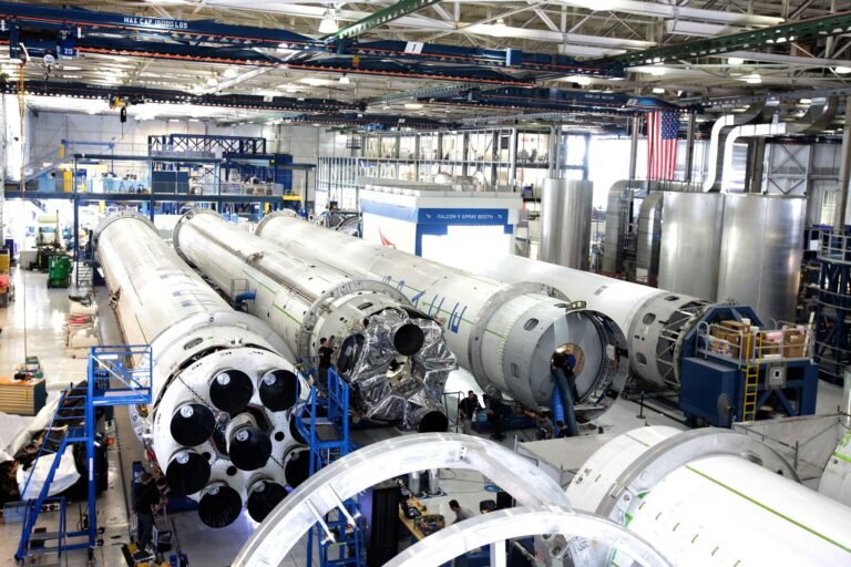 Starship da SpaceX volta à base após sobreviver ao pouso no mar