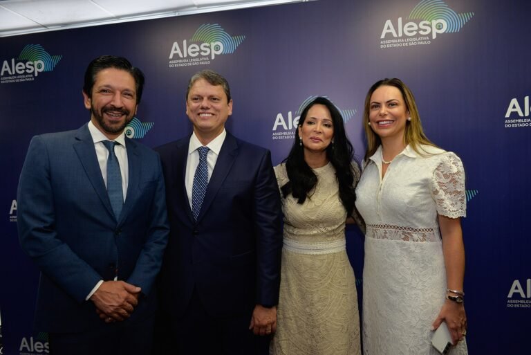 Tarcísio diz que orientou Flávio a ficar no Brasil após a eleição