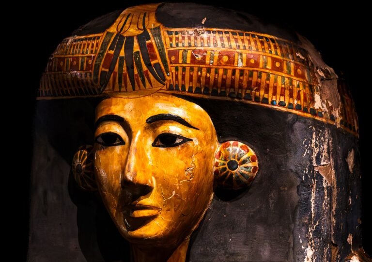 Técnica ancestral de cera de abelha preserva pinturas do Egito Antigo